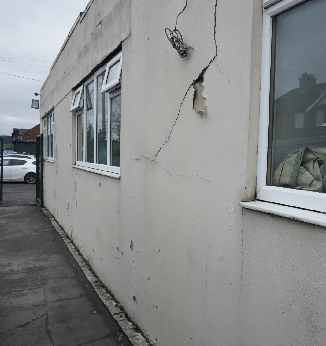 Visible deterioration on the current mosque building